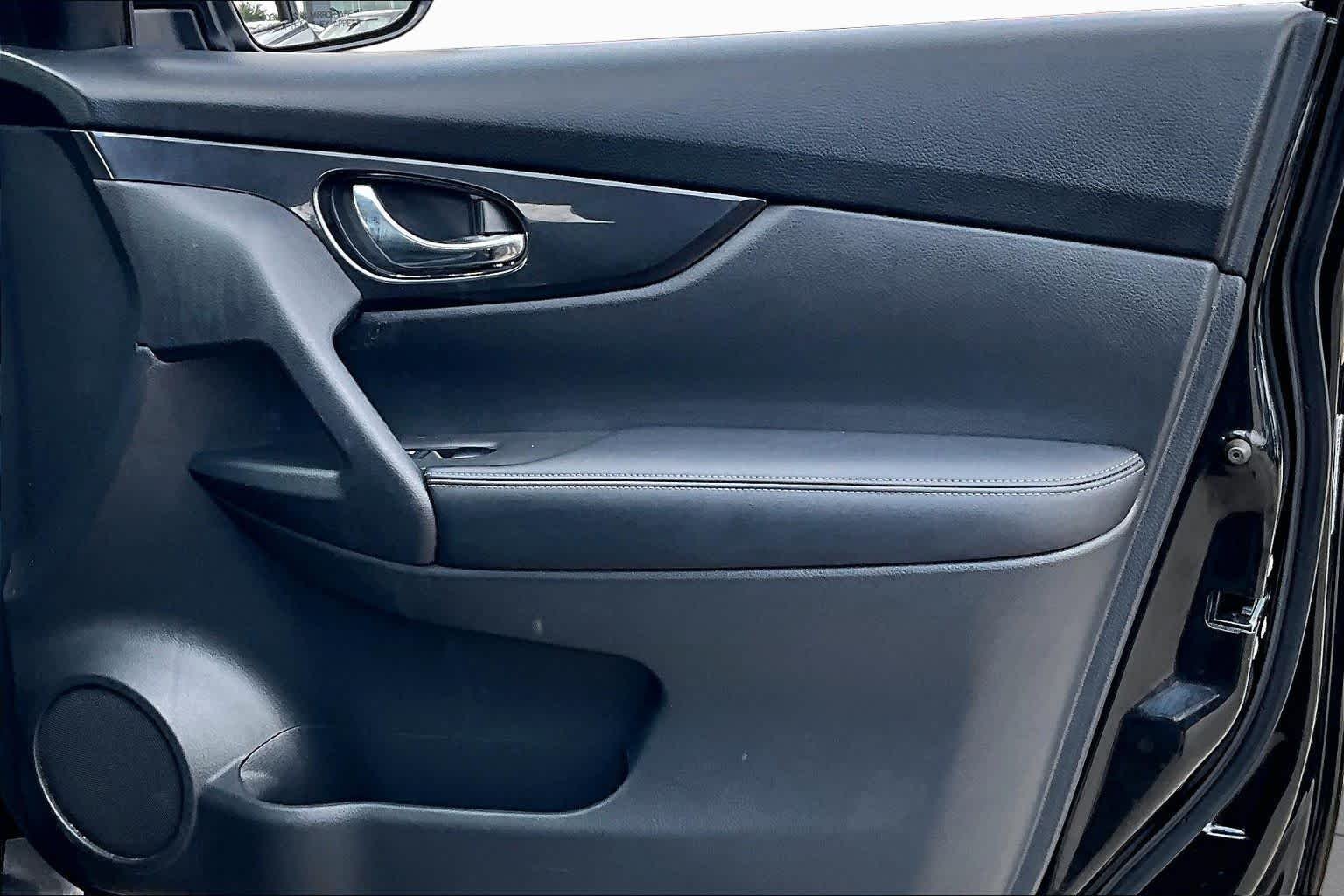 Used 2020 MAGNETIC BLACK Nissan SV image 21
