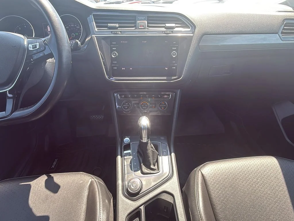 Used 2019 Deep Black Pearl Volkswagen SE image 17