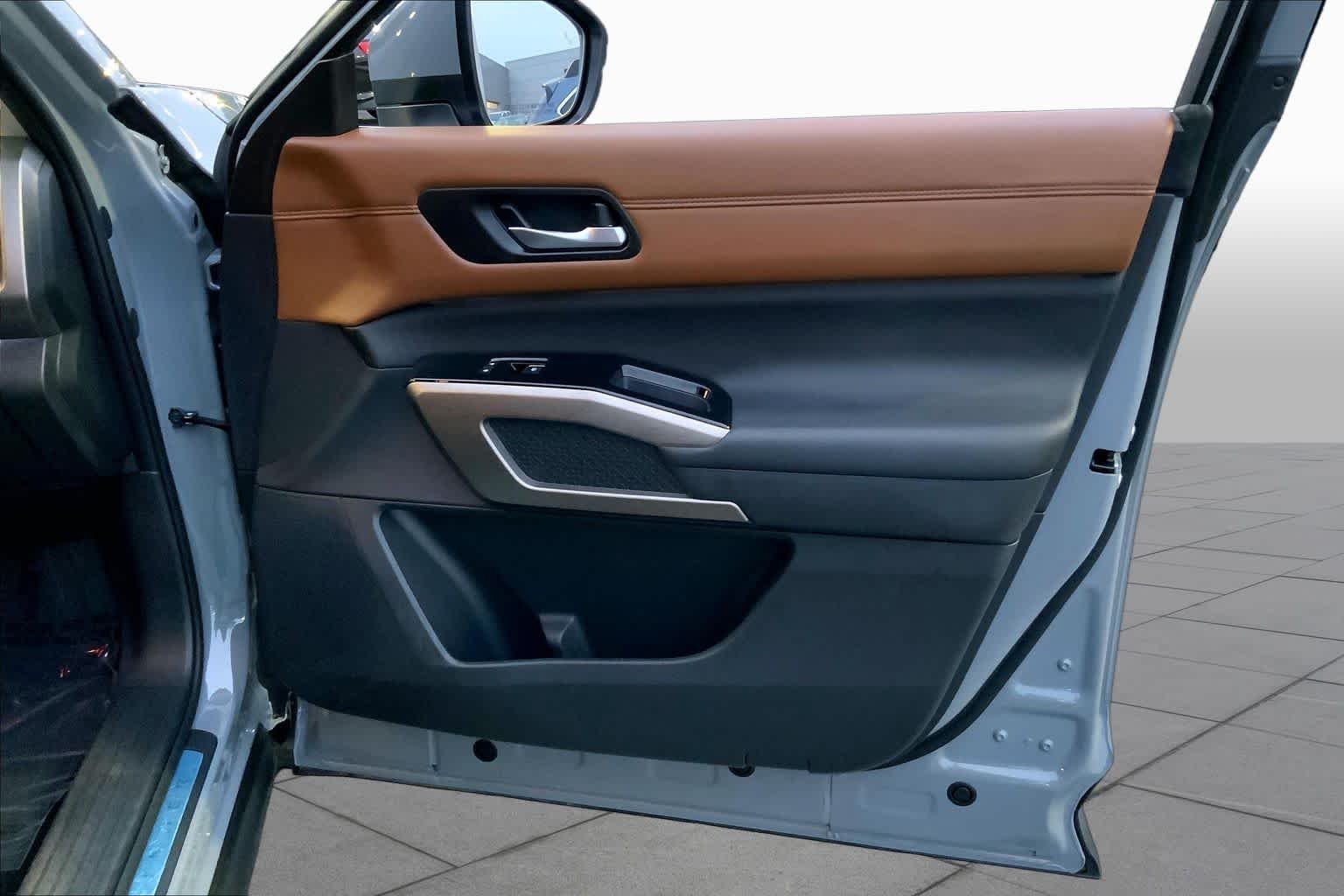 Used 2025 Boulder Gray Pearl Nissan Platinum image 21