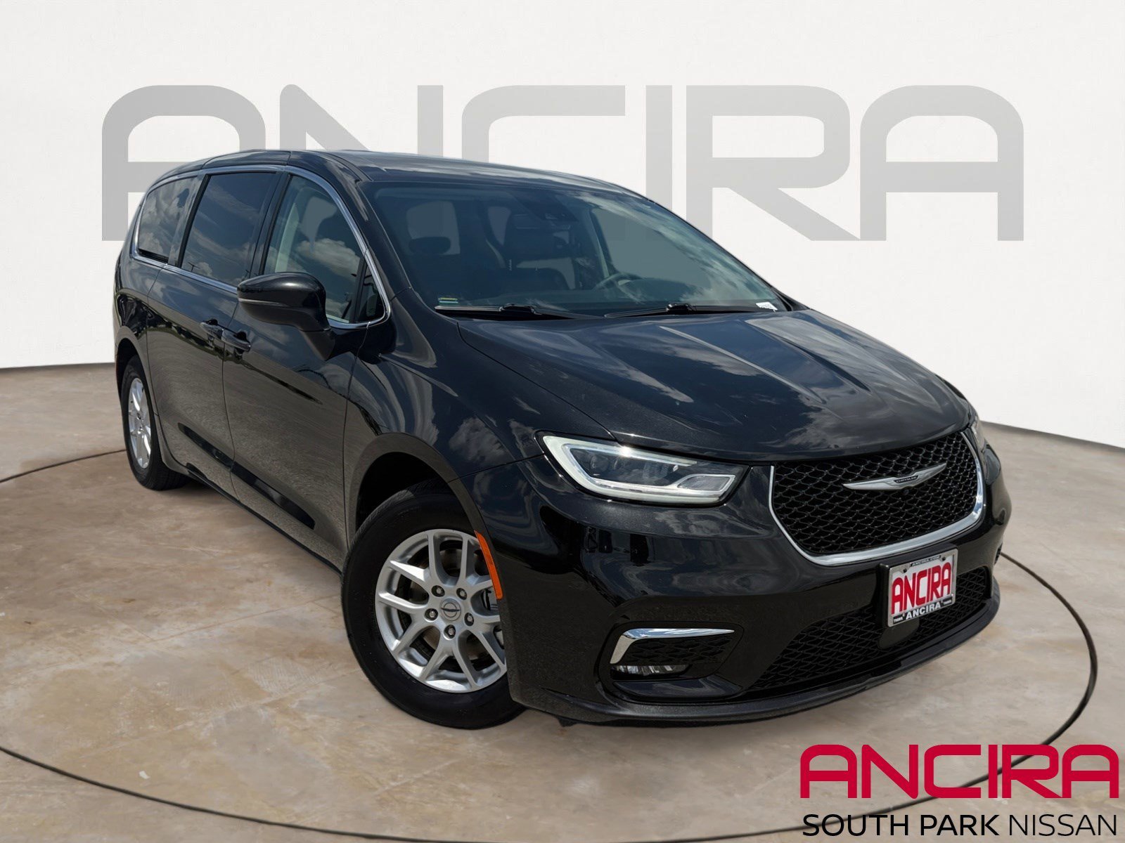 2023 Chrysler Pacifica Touring L's photo