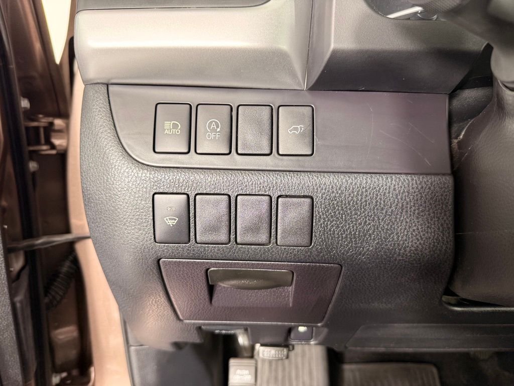Used 2018 Walnut Toyota XLE image 24