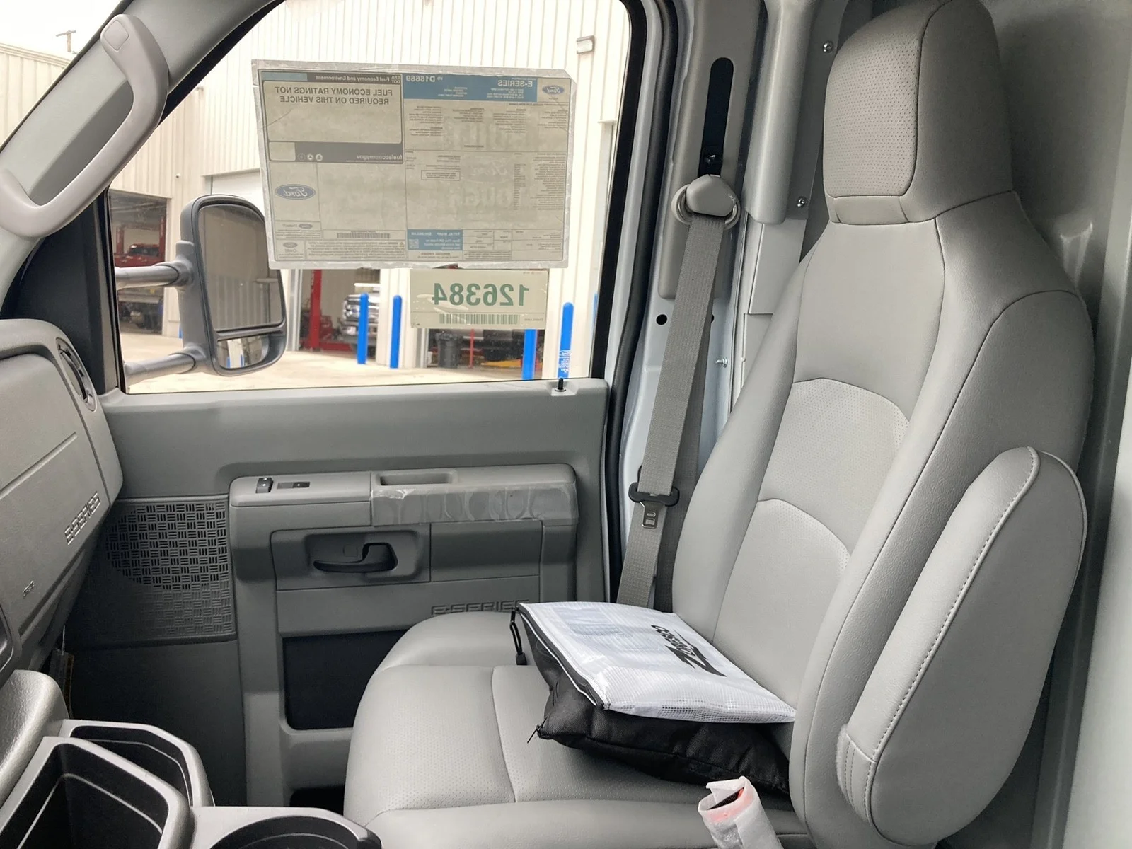 New 2027 Oxford White Ford E-350 SRW image 16