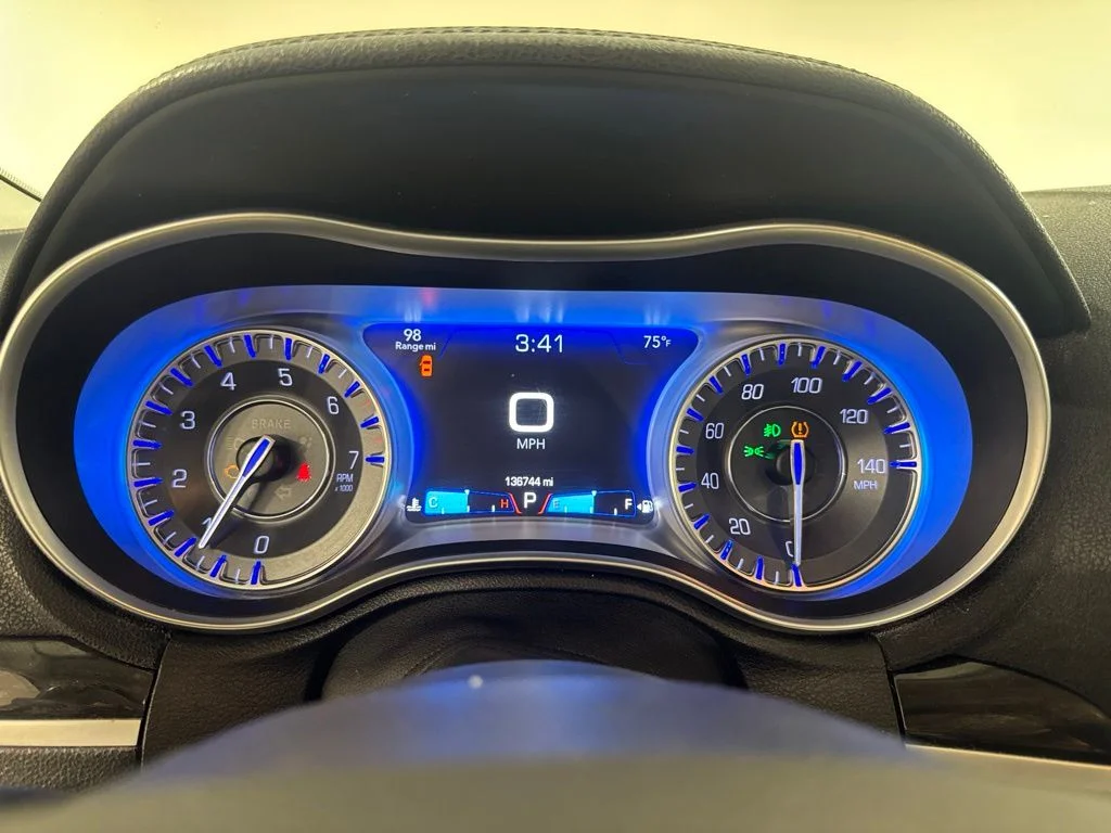 Used 2015 Velvet Chrysler Limited image 12