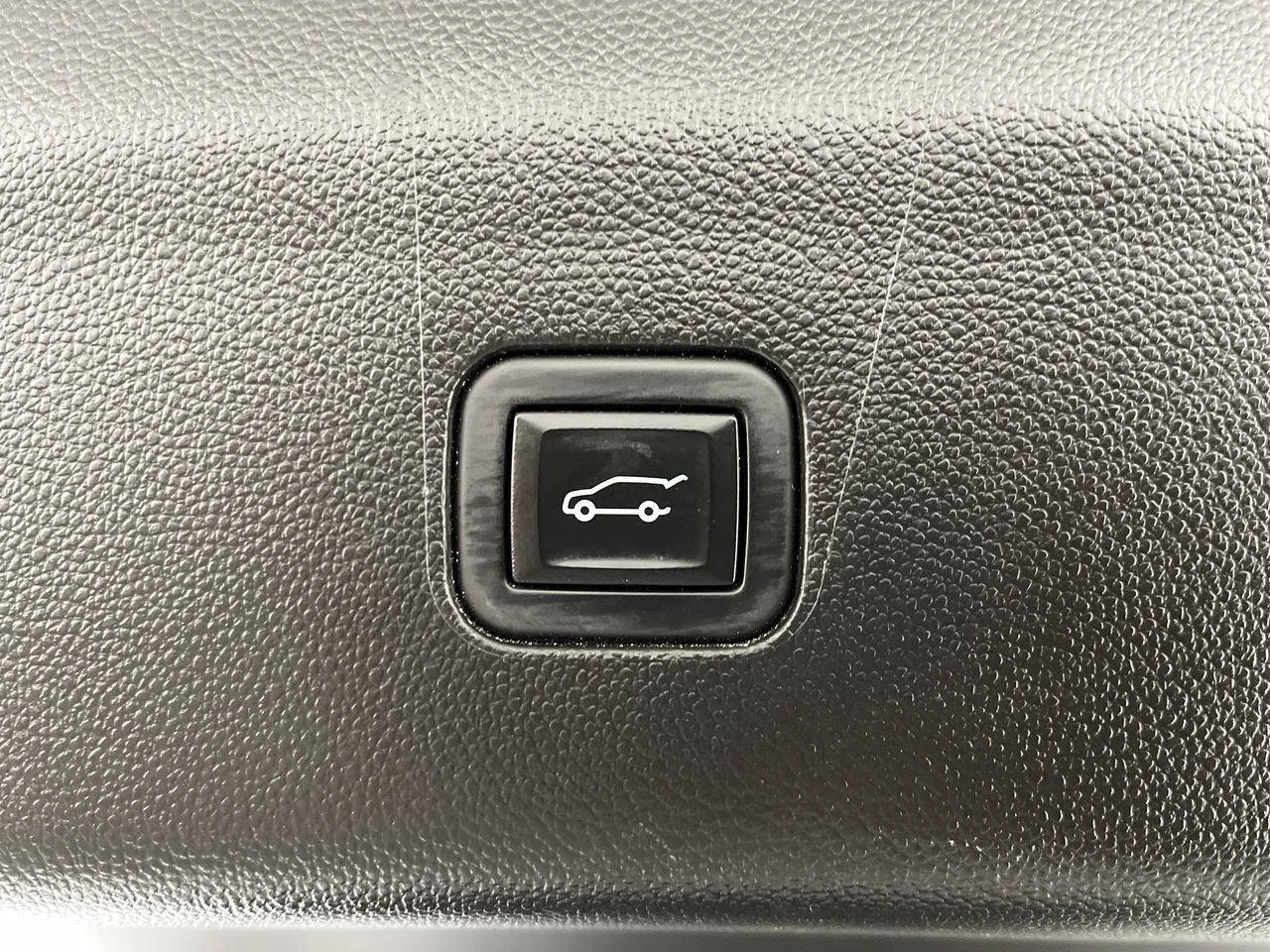 Certified Used 2023 White Frost Tricoat Buick Avenir image 36