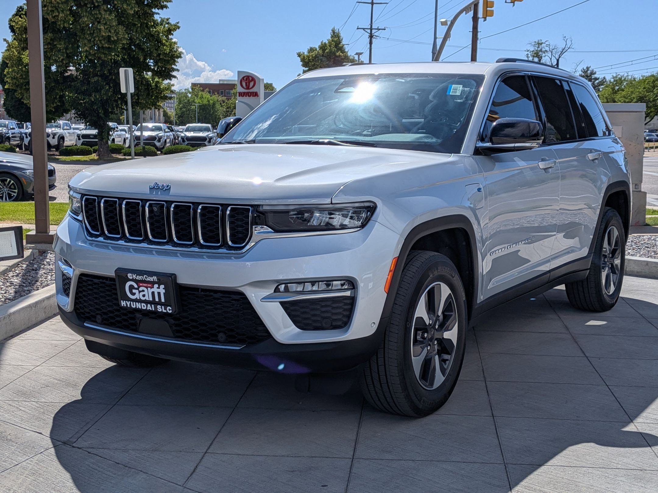 Used 2023 Silver Zynith Jeep 4xe image 9