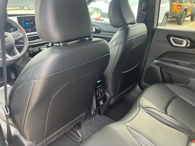 New 2026 Bright White Clear-Coat Exterior Paint Jeep Limited Altitude image 21