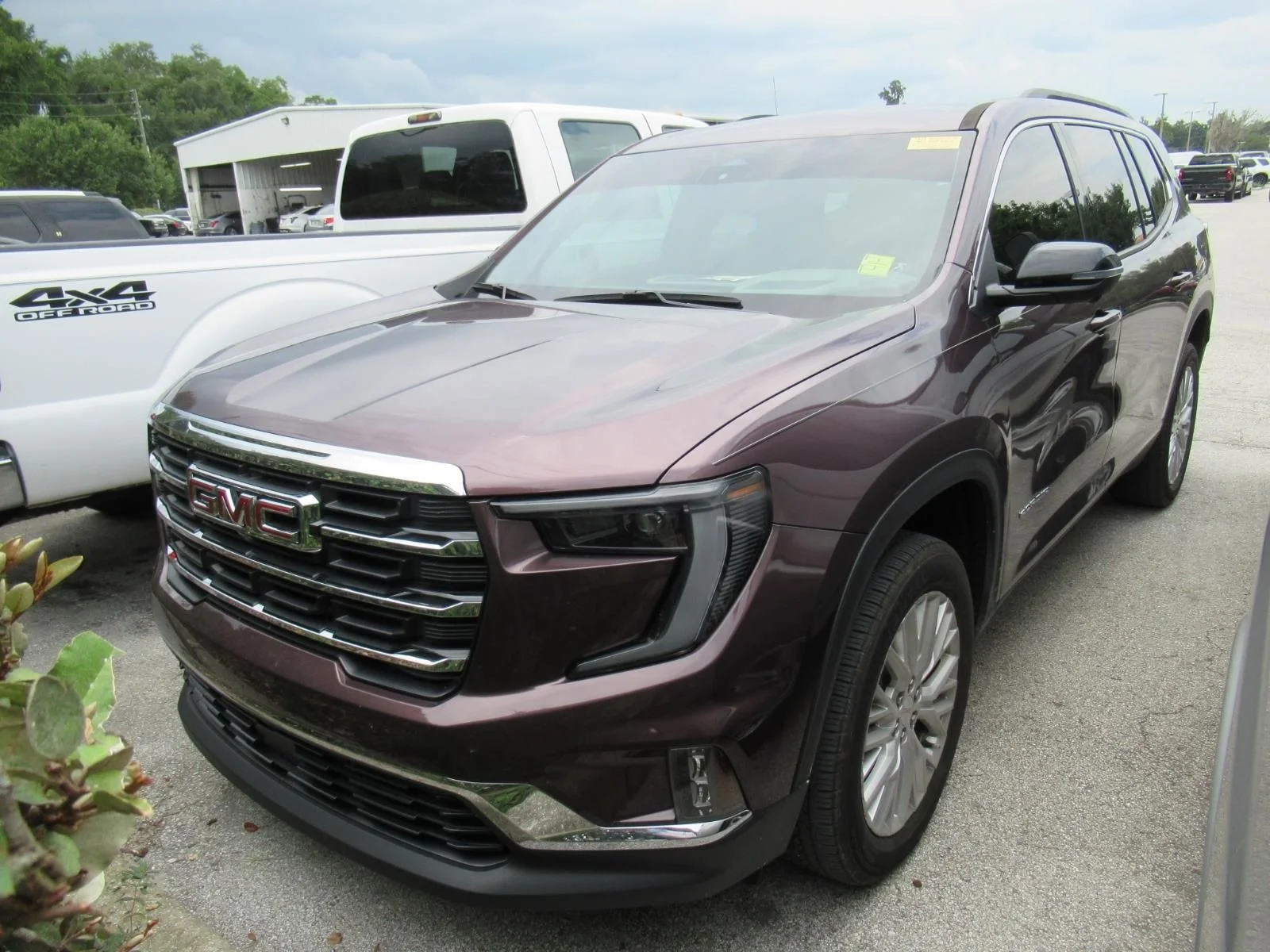 Used 2024  GMC Elevation image 2