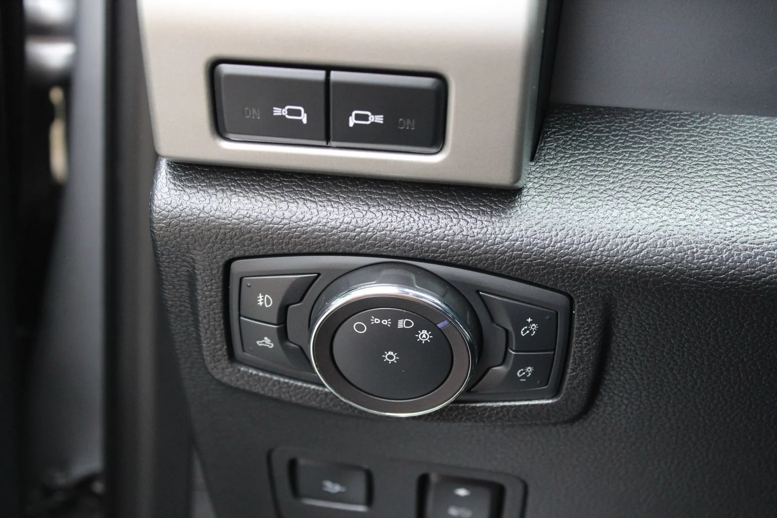 Used 2019 Silver Ford Lariat image 23
