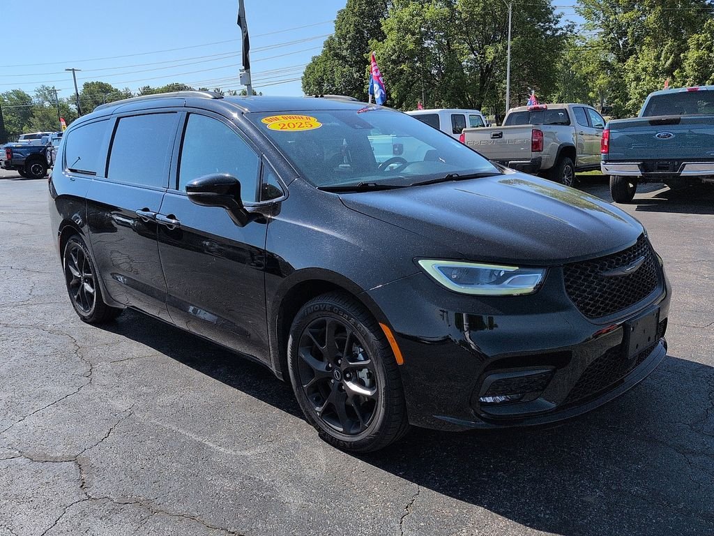 2025 Chrysler Pacifica Limited's photo
