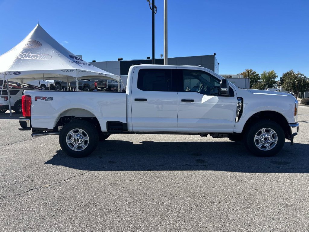 New 2027 Oxford White Ford F-250® XLT image 3