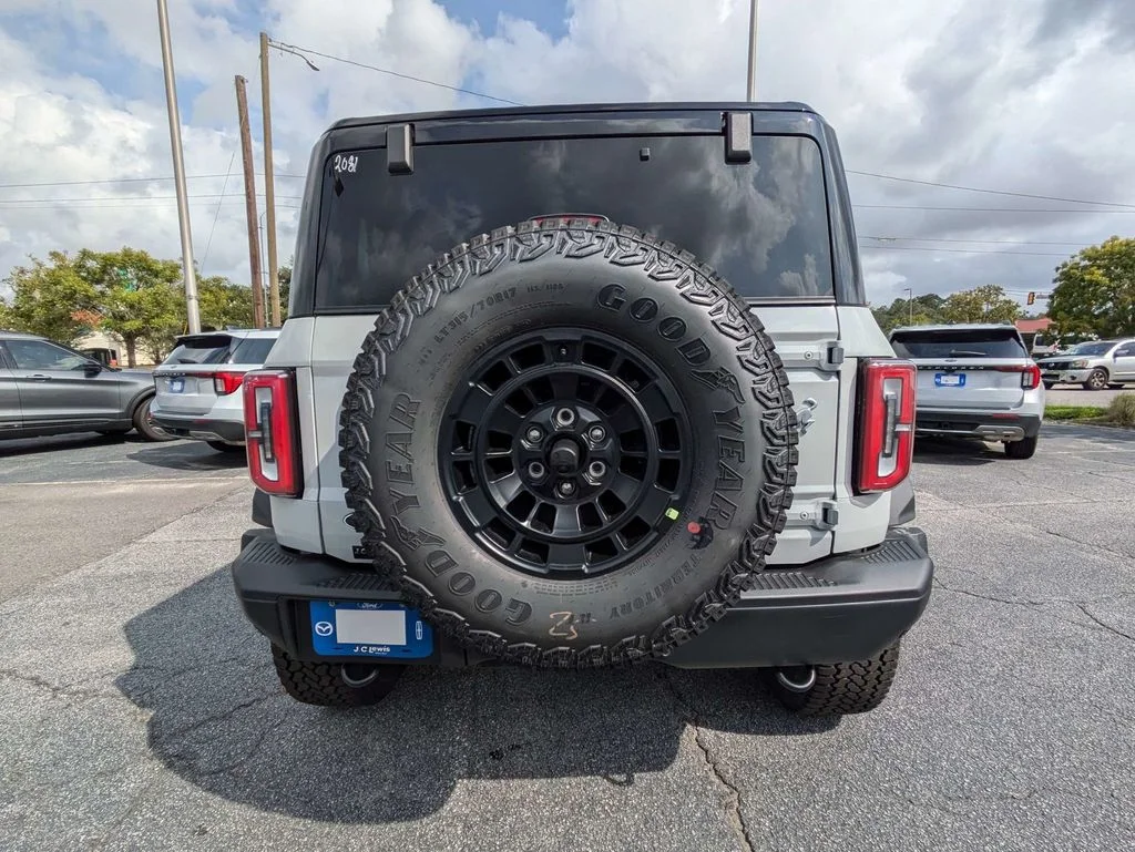 New 2026 Avalanche Gray Ford Badlands image 5