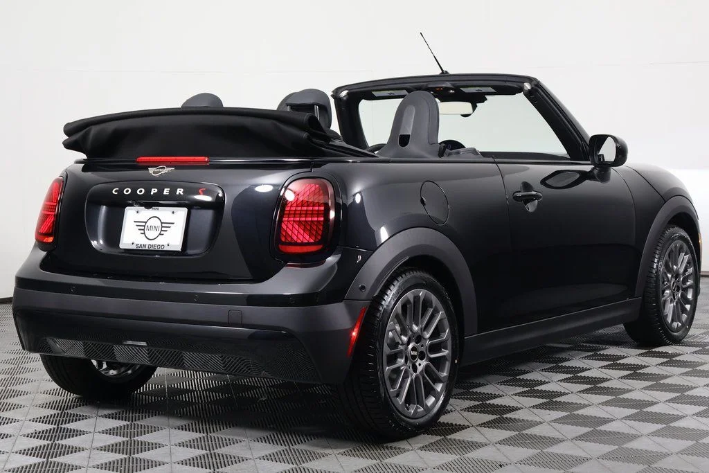 New 2026 Midnight Black MINI Signature Plus image 3