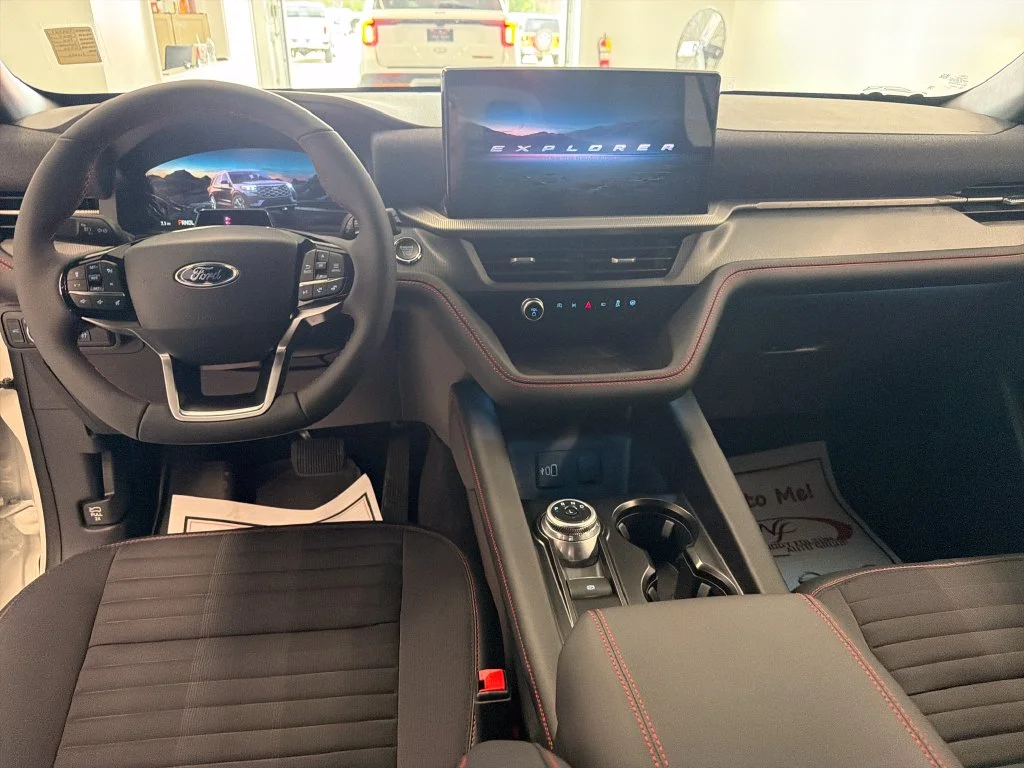 New 2027 Star White Metallic Tri-Coat Ford ST-Line image 16