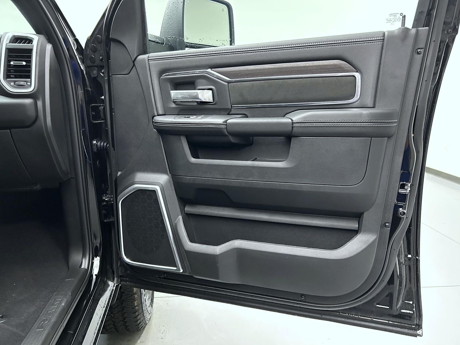 New 2026 Diamond Black Crystal Pearl-Coat Exterior Paint RAM Laramie image 16