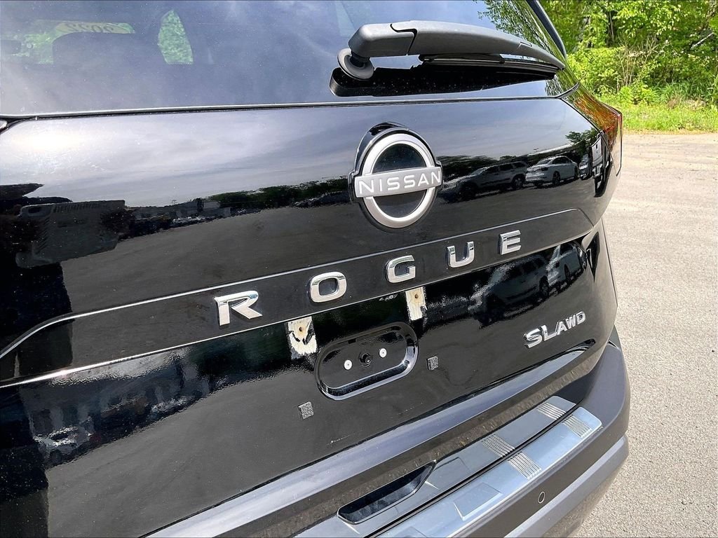 Used 2022 Black Nissan SL image 28
