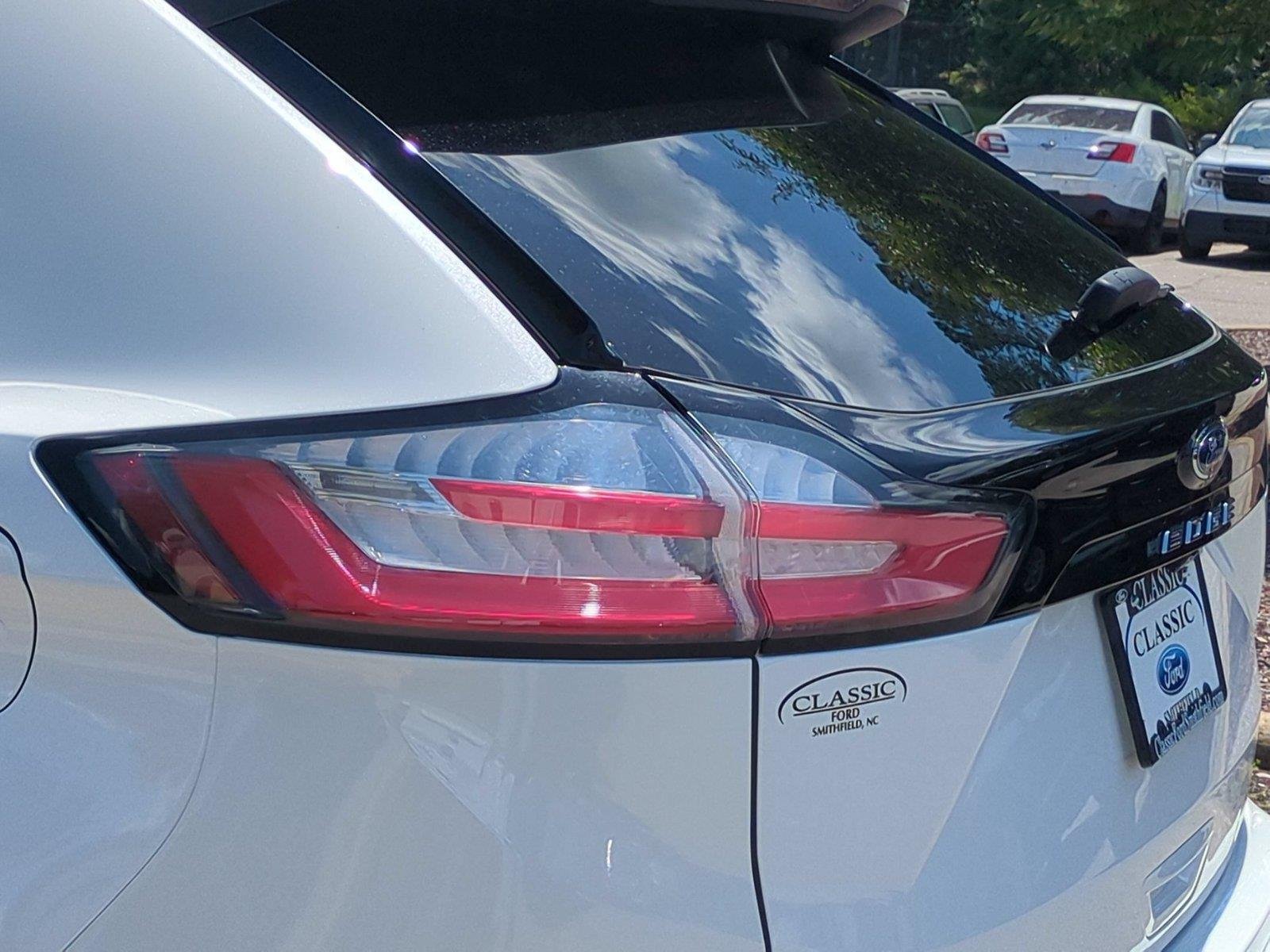 Used 2022 Star White Metallic Tri-Coat Ford ST-Line image 12