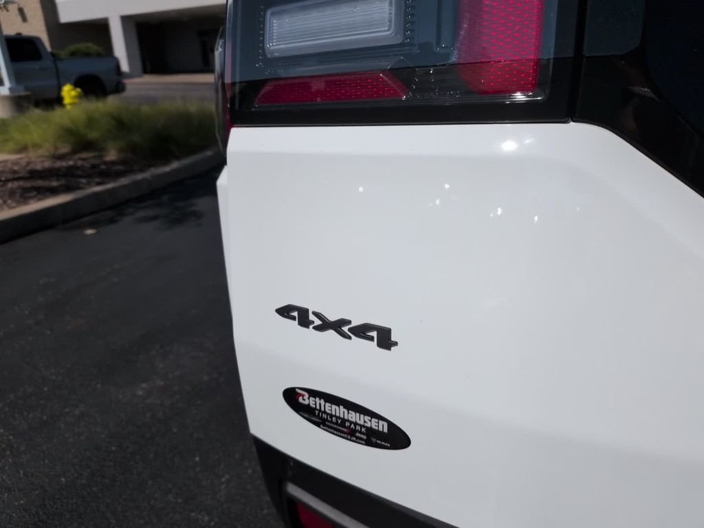 New 2026 Bright White Clear-Coat Exterior Paint Jeep Overland image 8