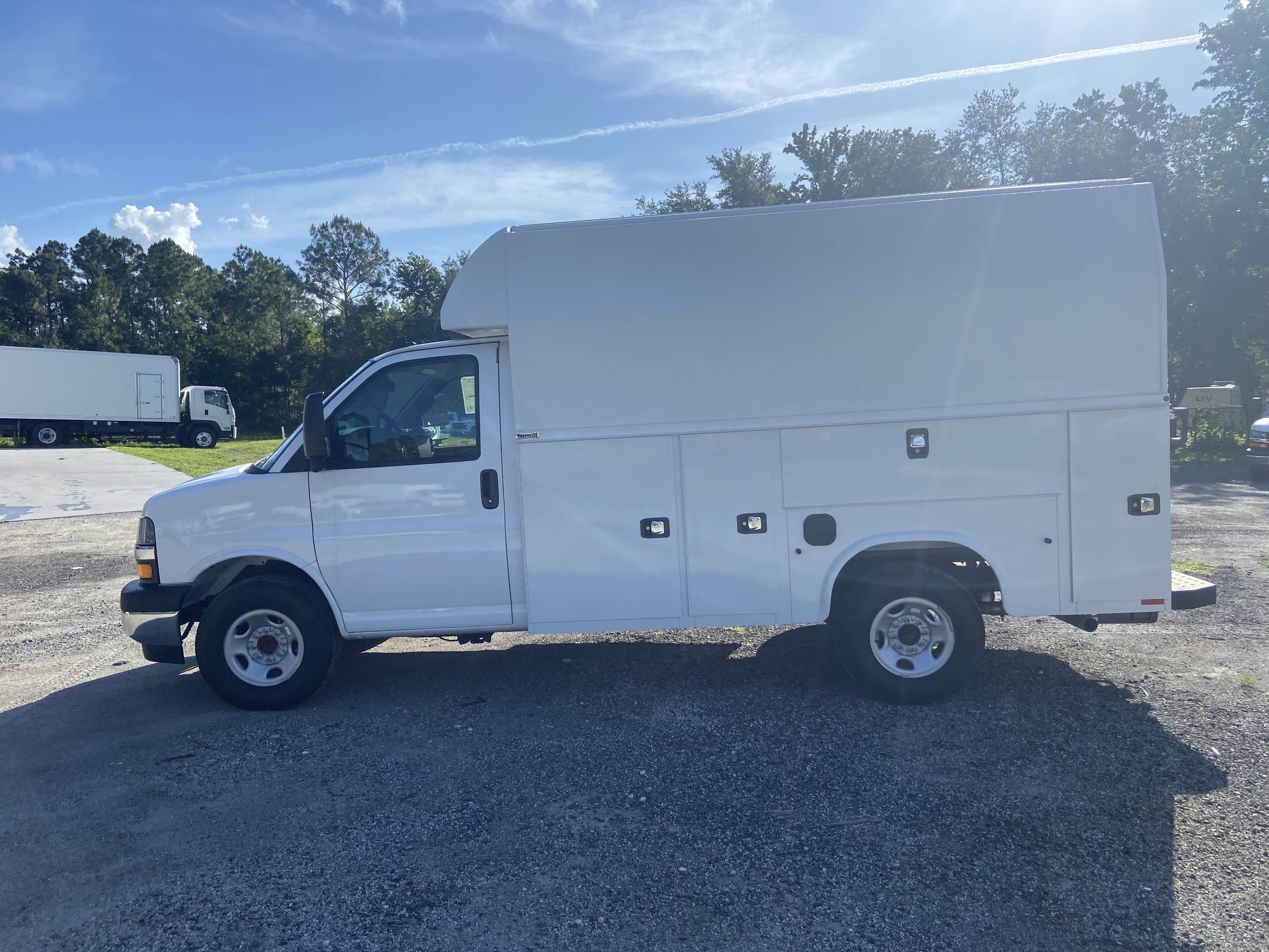 New 2026 Summit White Chevrolet 1WT image 2