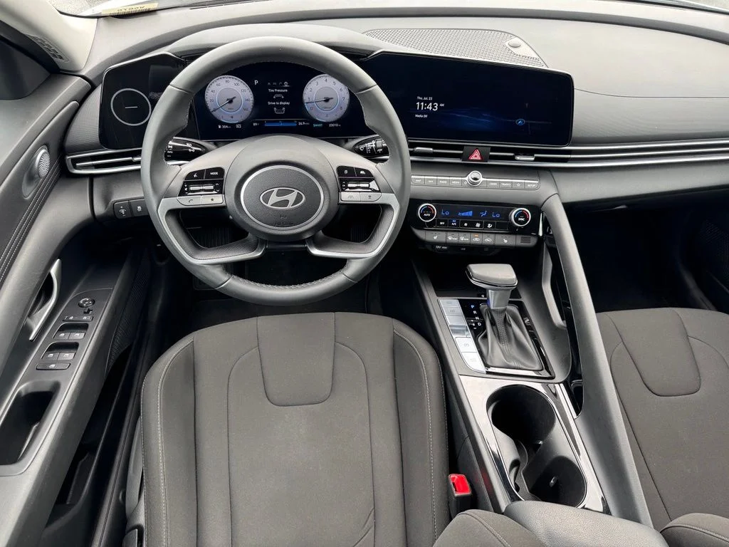 Used 2025 White Hyundai SEL Convenience image 20