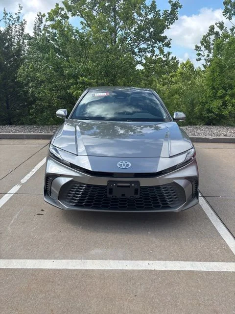 2025 Toyota Camry SE Hybrid's photo