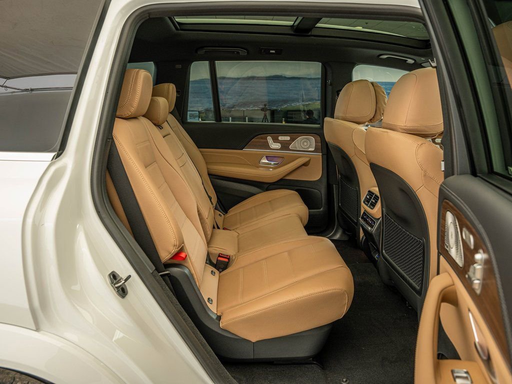New 2026 MANUFAKTUR Moonlight White Metallic Mercedes-Benz GLS 580 image 36