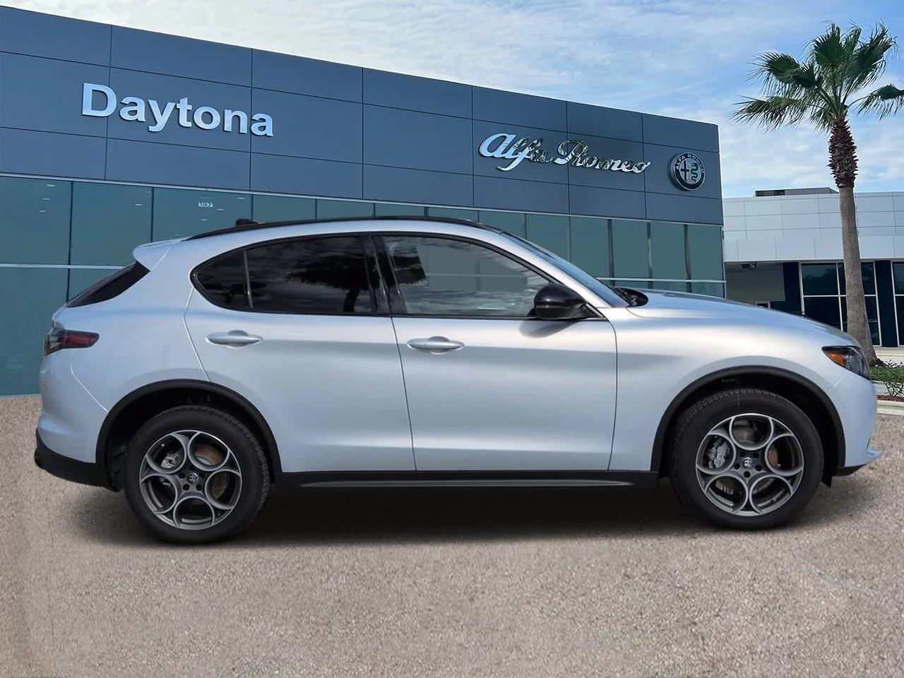 New 2026 Moonlight Gray Metallic Exterior Paint Alfa Romeo  image 2
