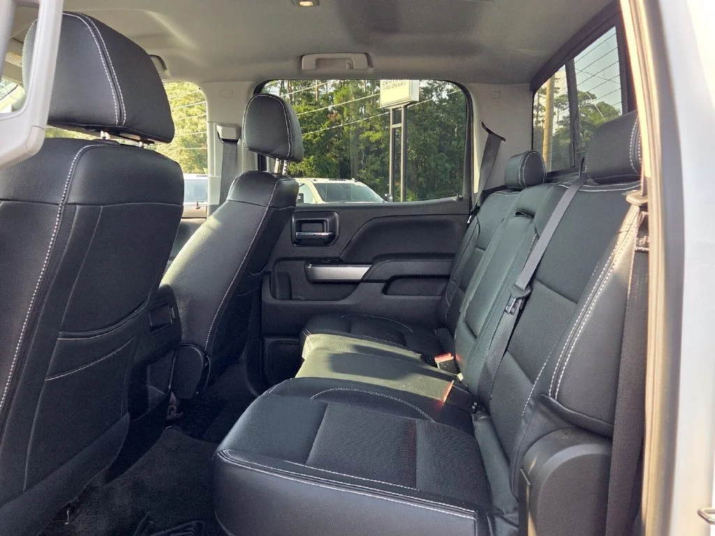 Used 2018 SUMMIT WHITE Chevrolet LT image 6