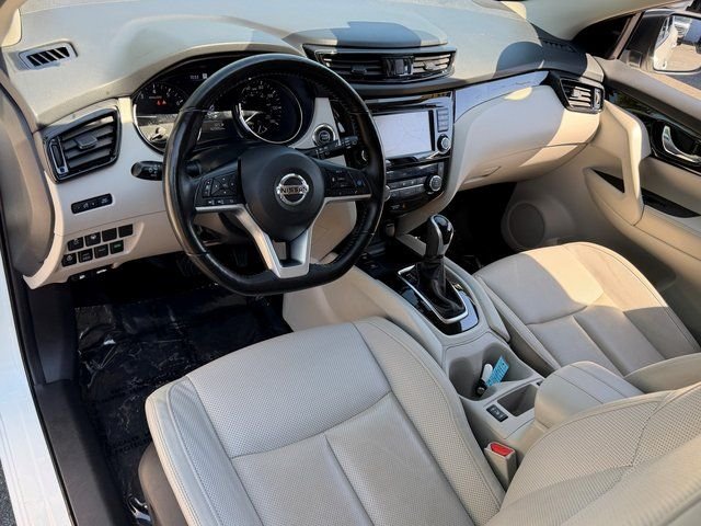 Used 2022 White Nissan SL image 9