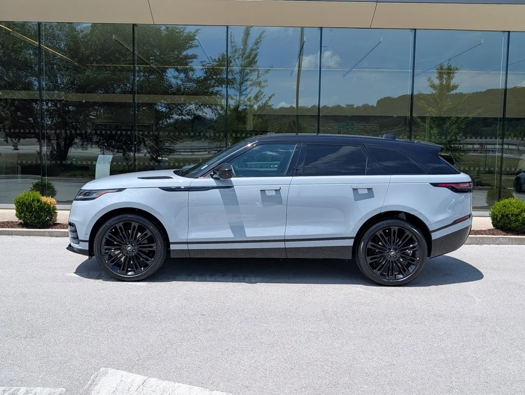 New 2026 Arroios Grey Land Rover Dynamic SE image 2