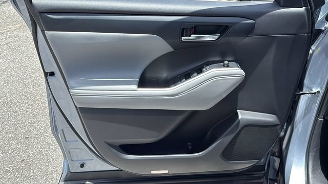 Used 2022 Moon Dust Toyota XLE image 17