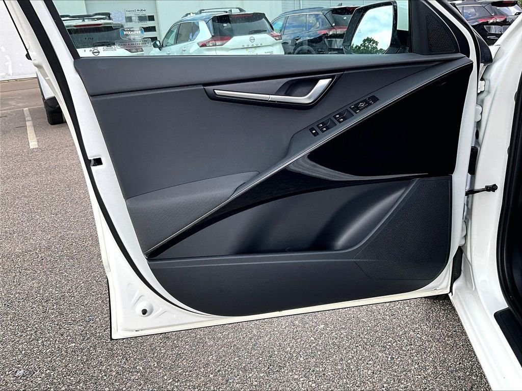 Used 2024 White Kia Wind image 9