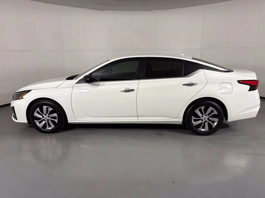 Used 2025 White Nissan 2.5 S image 5