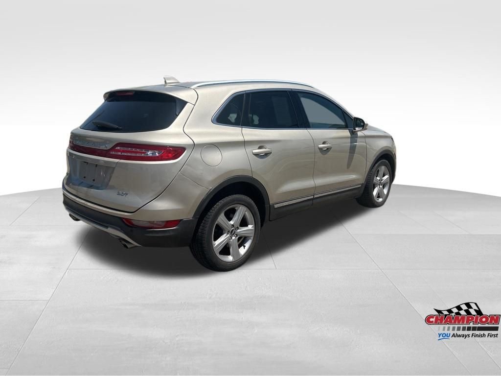 Used 2017 White Gold Metallic Lincoln Premiere image 4