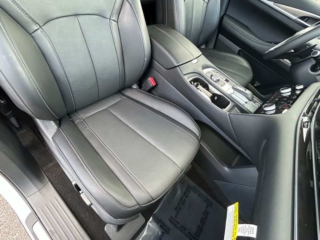 Used 2025 White INFINITI LUXE image 53