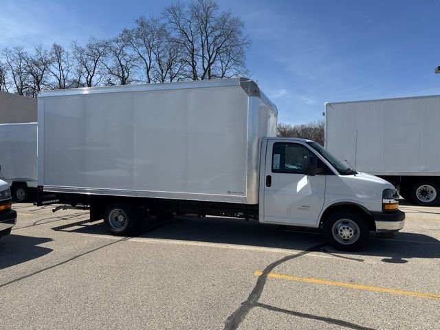 New 2025 Summit White Chevrolet 2WT image 5