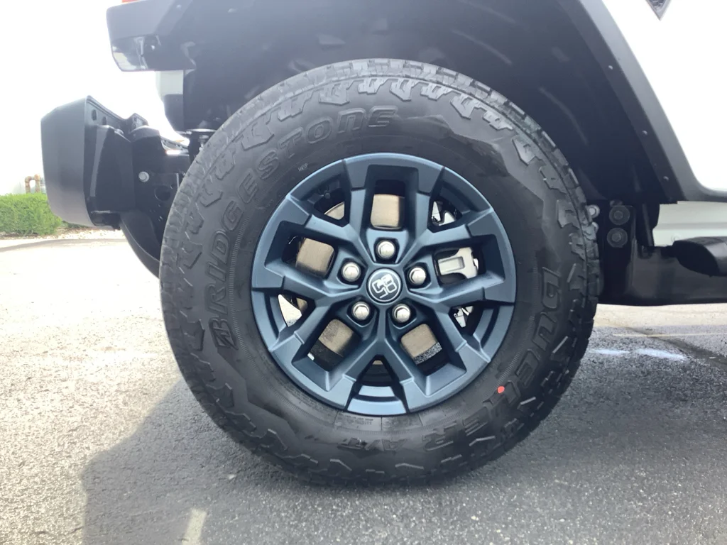 New 2026 Bright White Clear-Coat Exterior Paint Jeep  image 25