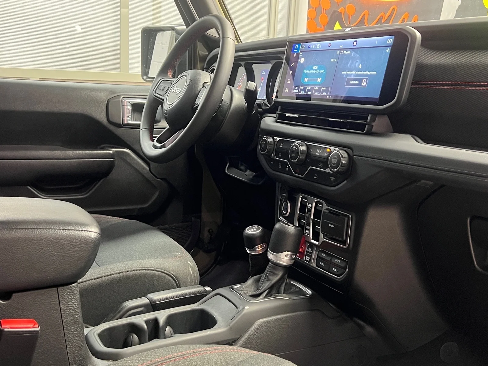 Used 2025  Jeep Rubicon image 21
