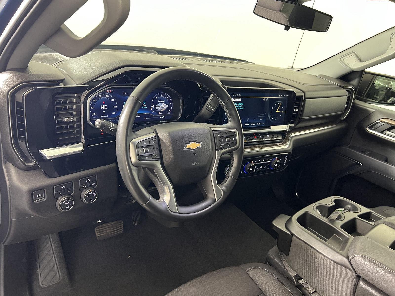 Used 2024 Lakeshore Blue Metallic Chevrolet LT image 4