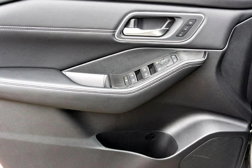 New 2026 Champagne Silver Metallic / Super Black Two-tone Nissan Platinum image 7