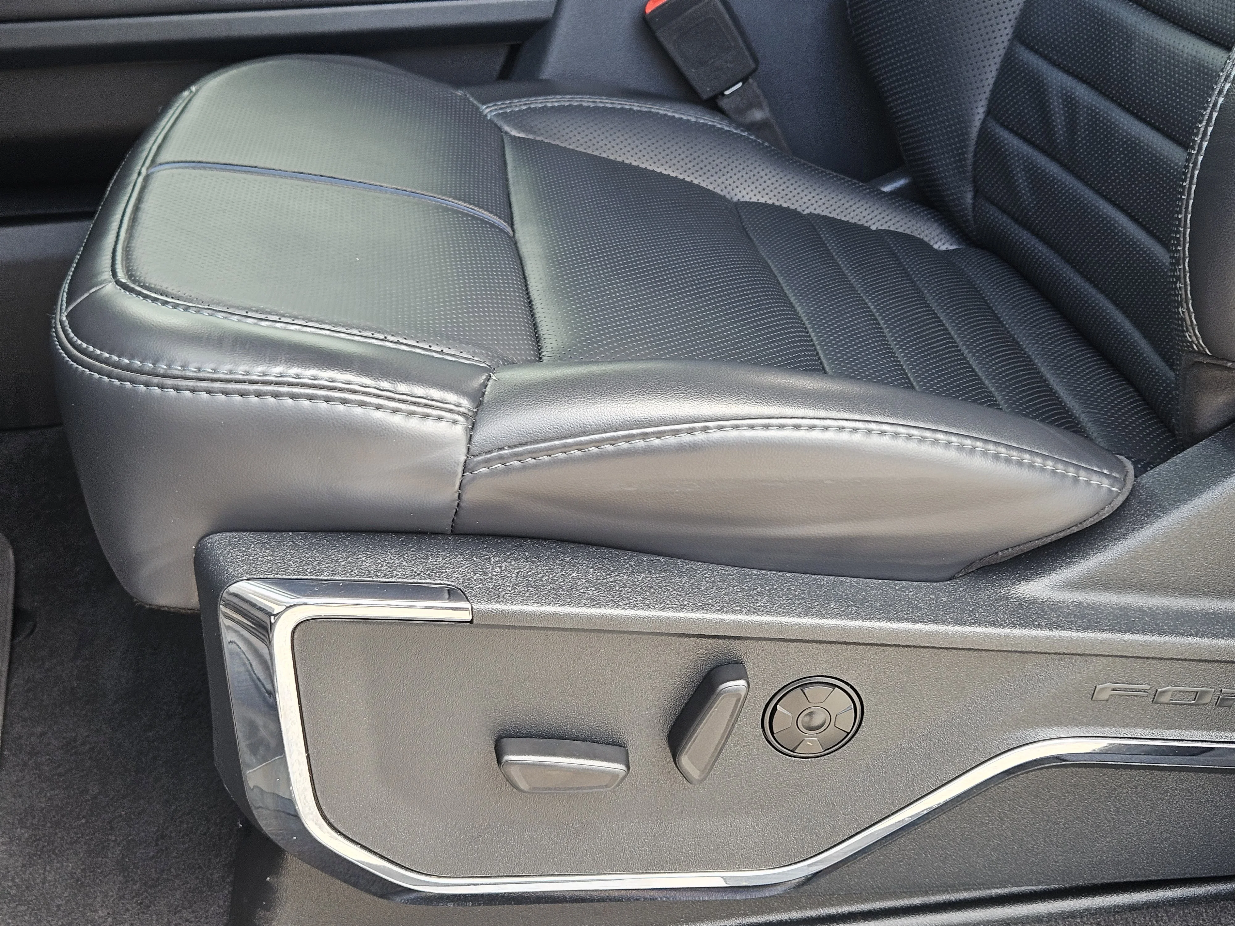 Used 2025  Ford Platinum image 25