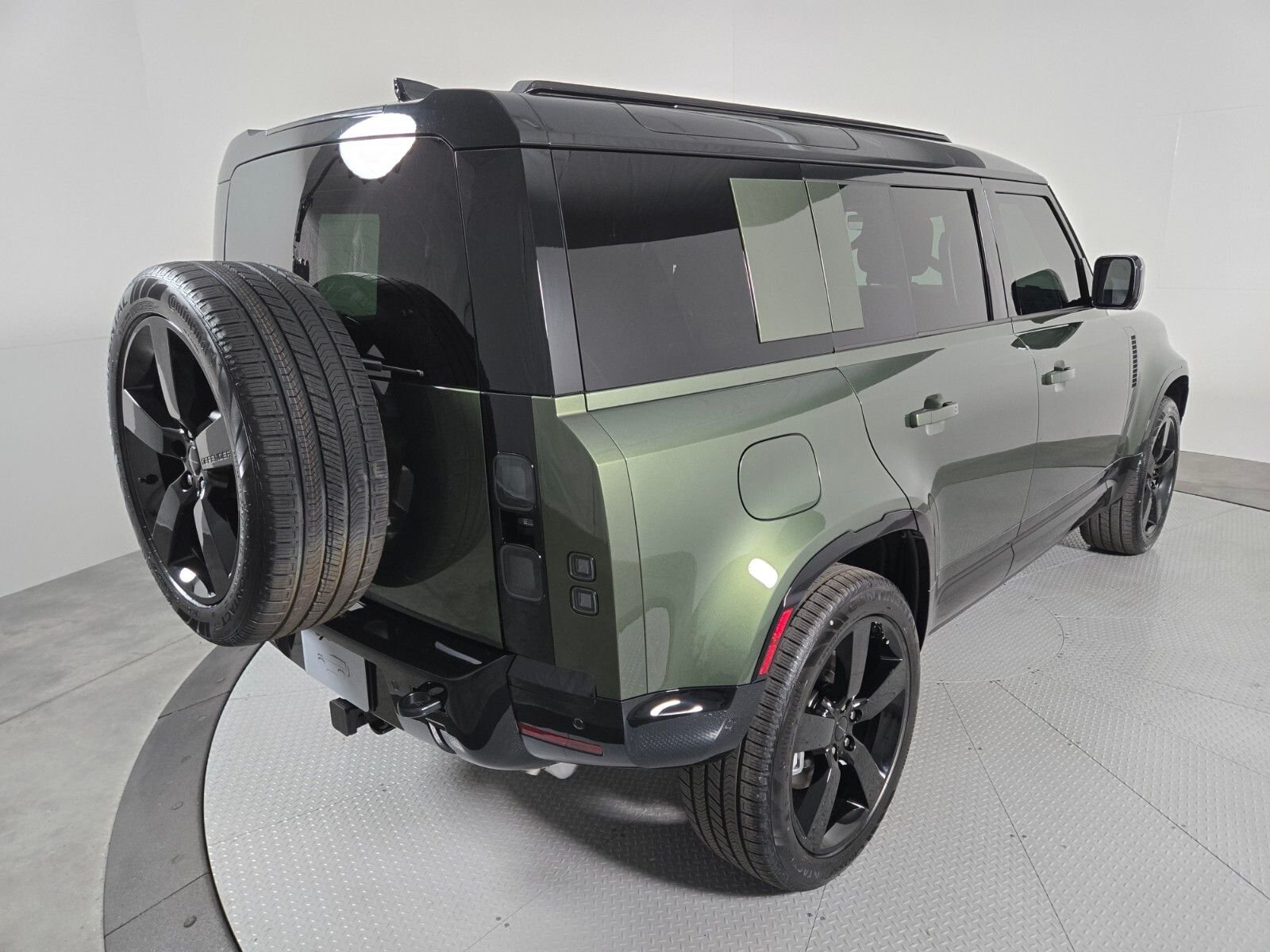 New 2026 Woolstone Green Land Rover X-Dynamic SE image 2