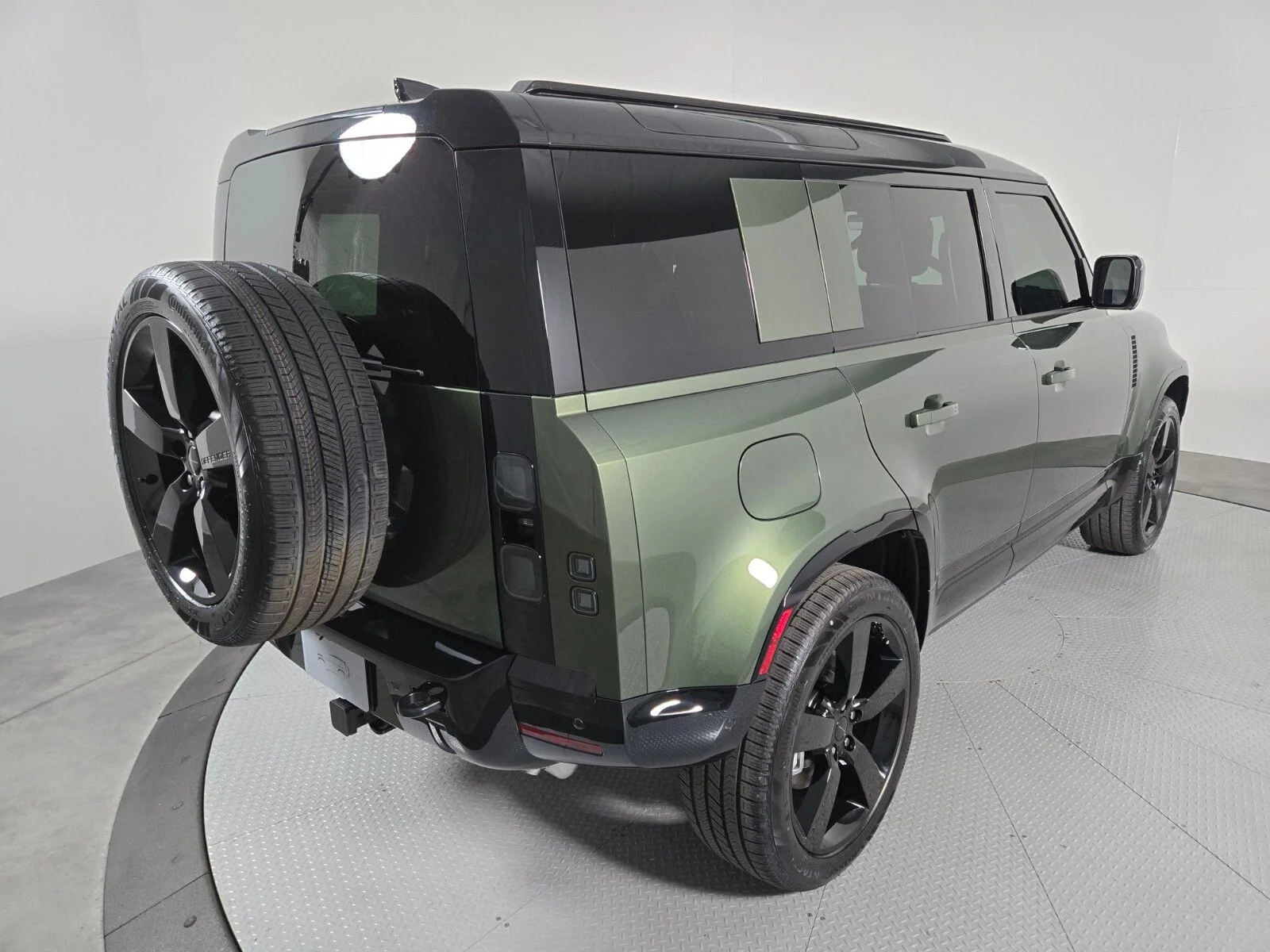 New 2026 Woolstone Green Land Rover X-Dynamic SE image 2