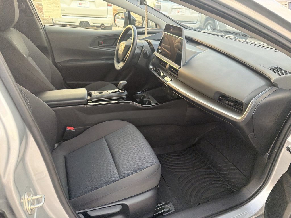 Used 2025  Toyota LE image 26