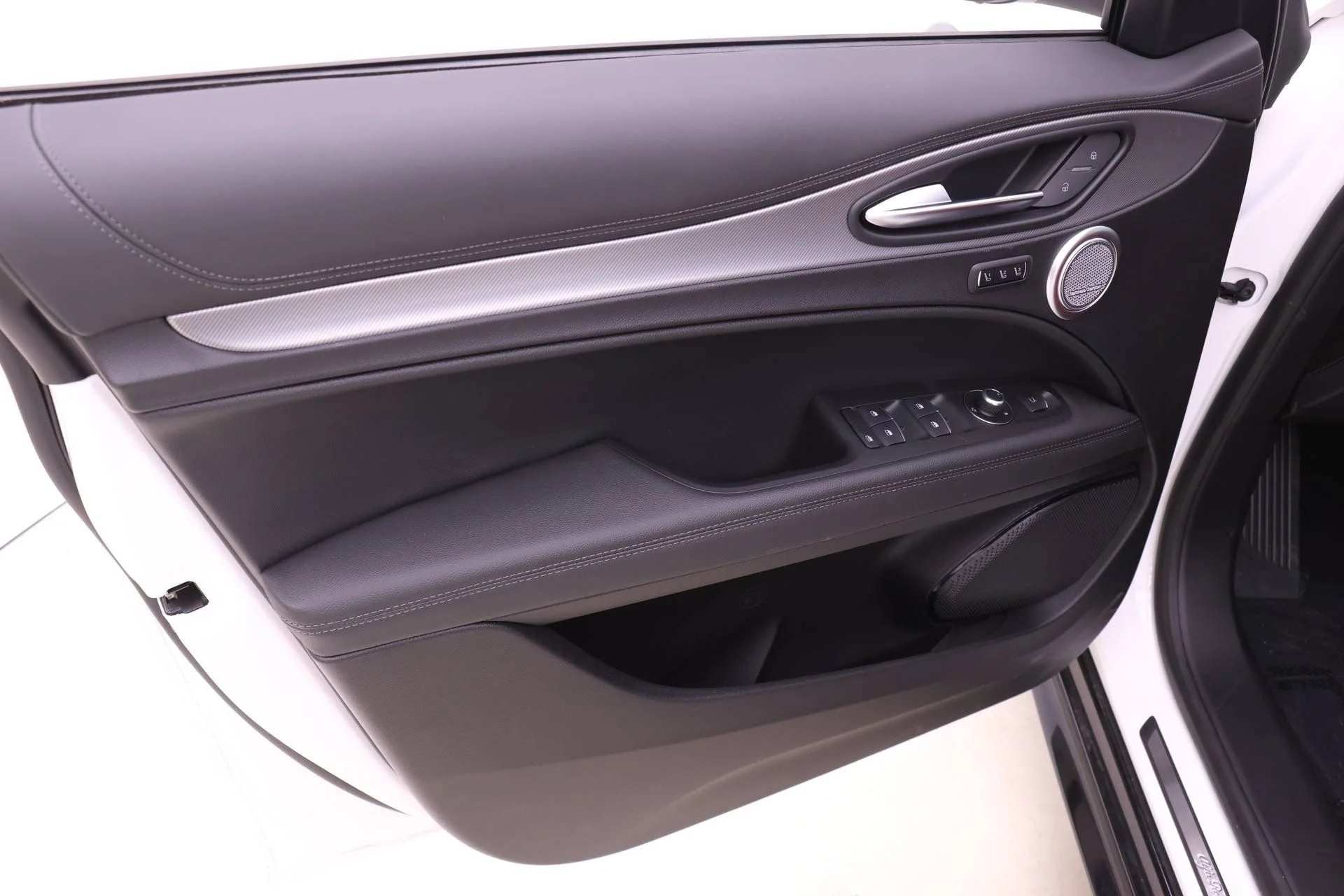 New 2026 Milano White Exterior Paint Alfa Romeo Base image 11