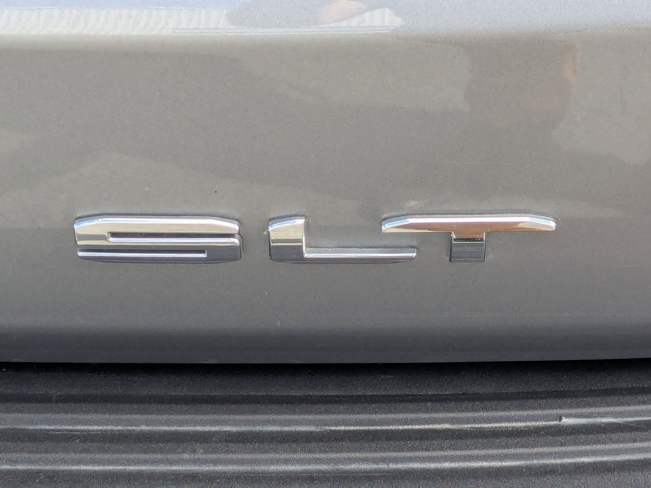 Used 2023 Sterling Metallic GMC SLT image 12