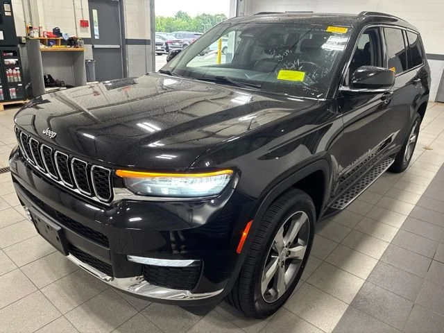 Certified Used 2021 Diamond Black Crystal Pearlcoat Jeep Limited image 3
