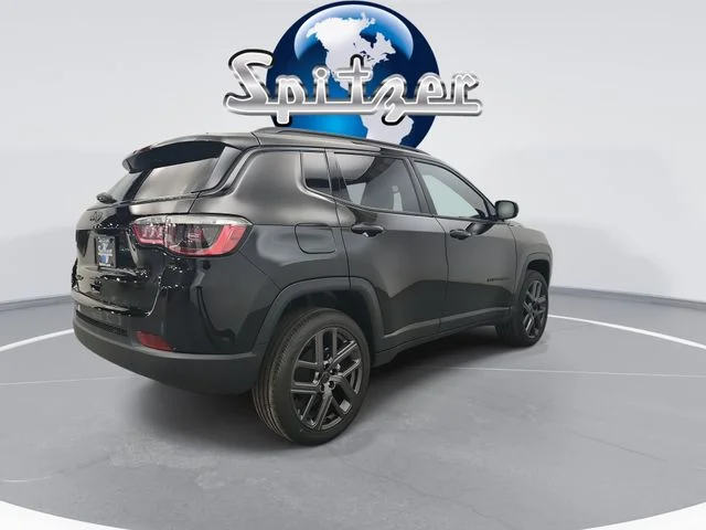New 2026 Diamond Black Crystal Pearl-Coat Exterior Paint Jeep Limited image 9