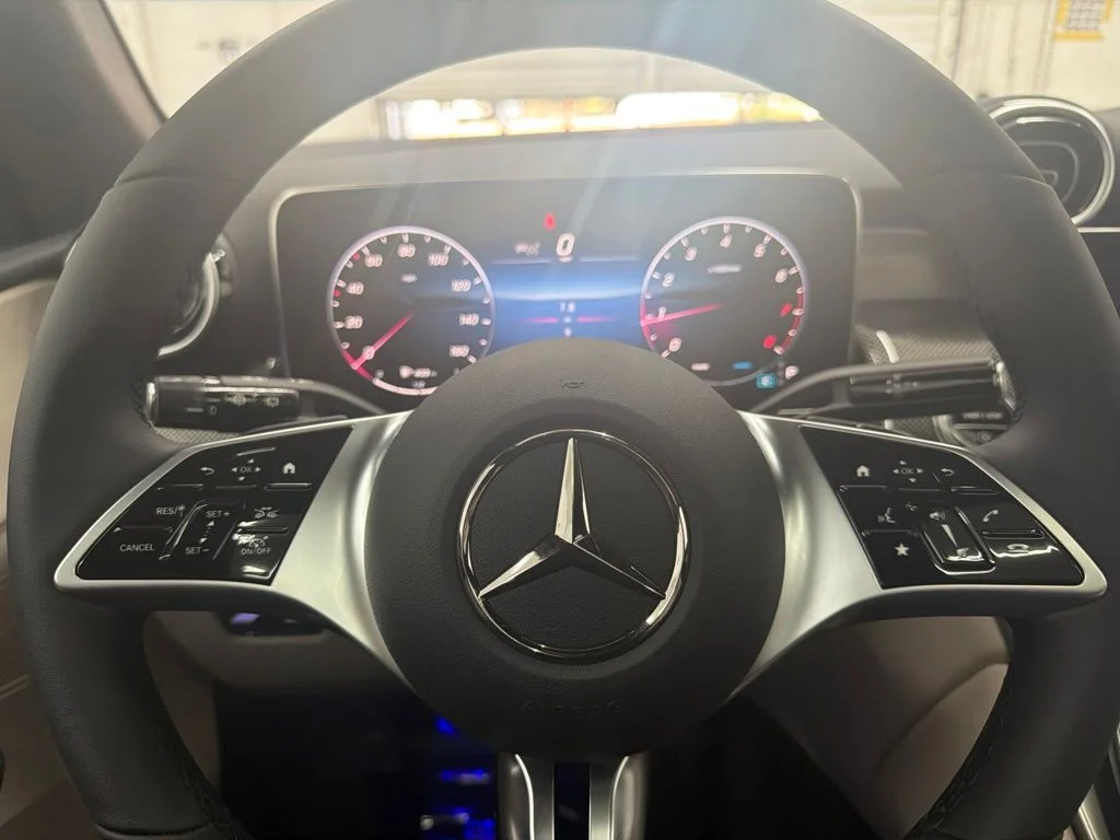 New 2027 White Mercedes-Benz GLC 300 image 17