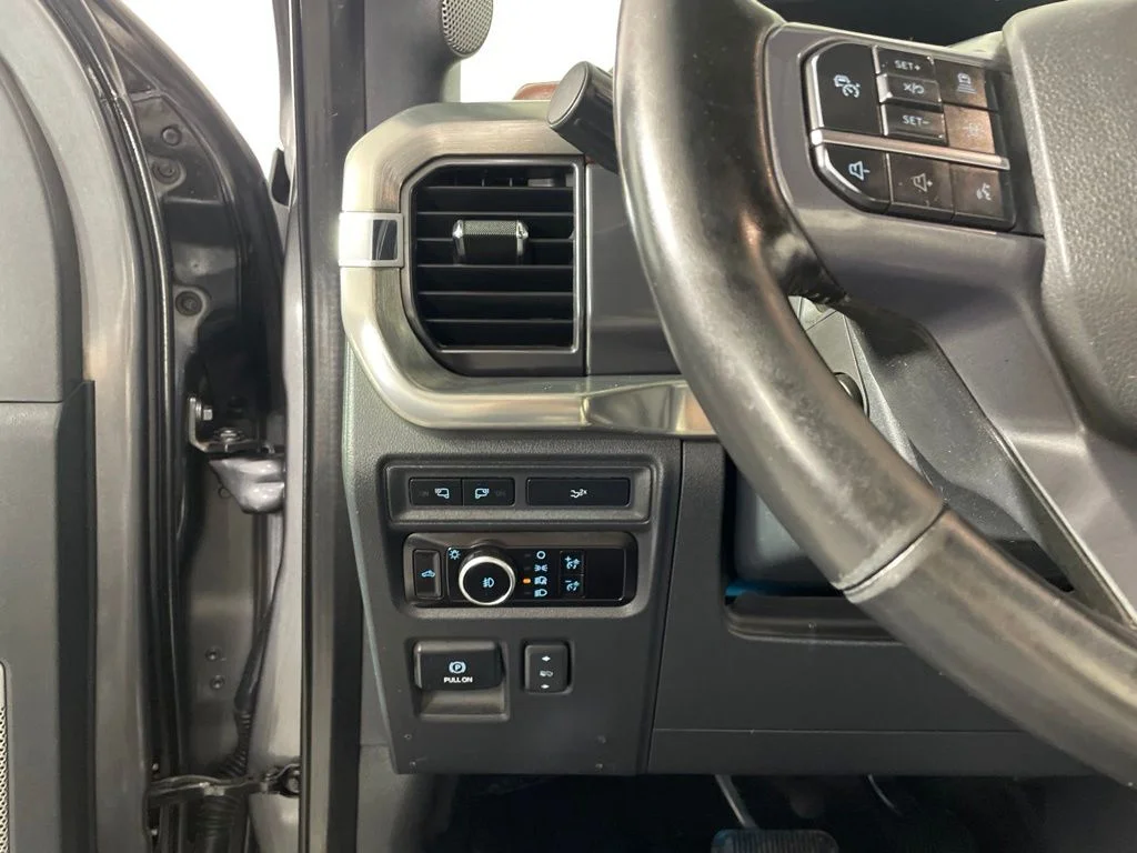 Used 2023  Ford Lariat image 14