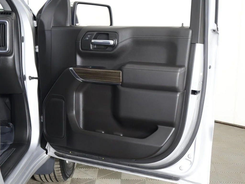 Used 2022 Silver Ice Metallic Chevrolet LT image 22